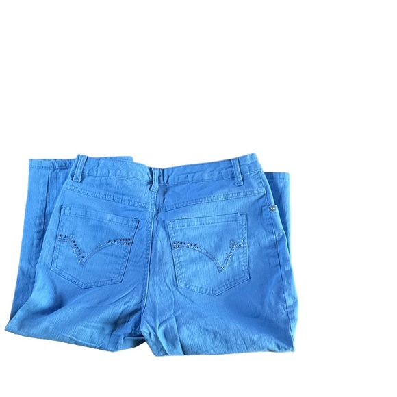 3/$13 Kim Rogers Denim Capris. Detailed embellishments on back pockets - Picture 2 of 2